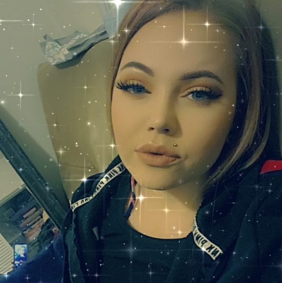 Meet your Posher, Stephanie - Picture 3 of 4